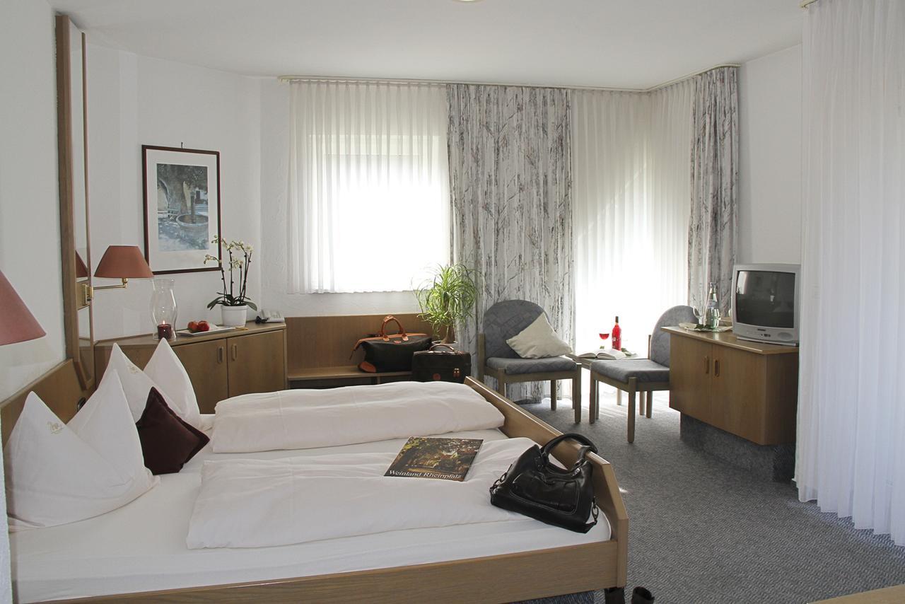 Hotel- Restaurant Zum Schwan Waldfischbach-Burgalben Zewnętrze zdjęcie